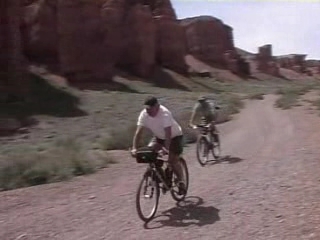  カザフスタン:  
 
 Kazakhstan, biking